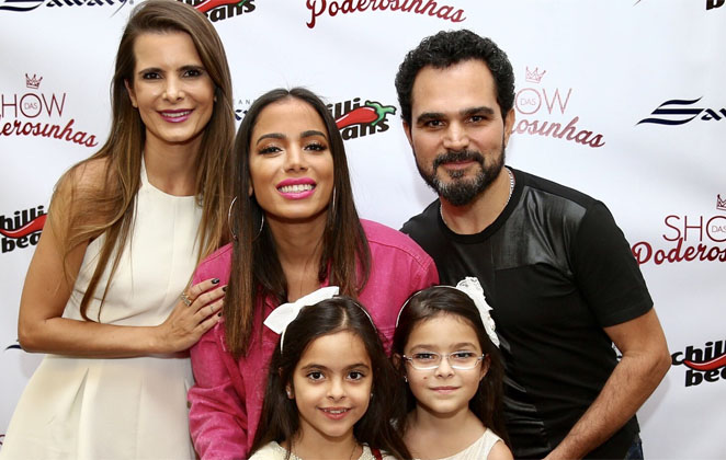 LUCIANO CAMARGO CURTE SHOW DE ANITTA COM AS FILHAS 