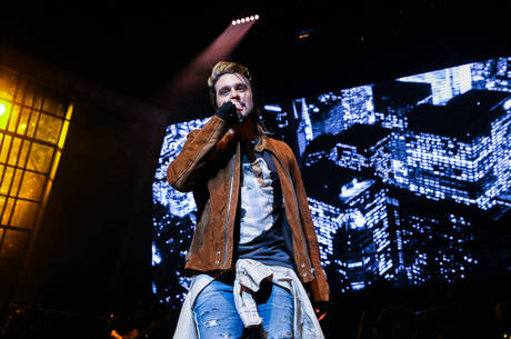 Luan Santana tranquiliza fãs depois de queda no palco