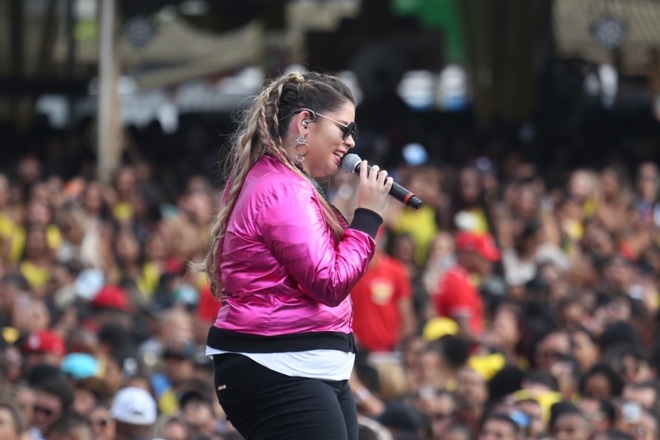 Marília Mendonça agita público em festival de música na Bahia